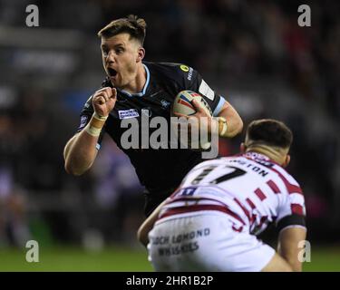 Wigan, Großbritannien. 24th. Februar 2022. Joe Greenwood #15 von Huddersfield Giants startet am 2/24/2022 einen Angriffszug in Wigan, Großbritannien. (Foto von SW Photo via/News Images/Sipa USA) Quelle: SIPA USA/Alamy Live News Stockfoto