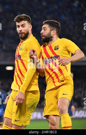 Neapel, Italien. 24th. Februar 2022. Barcelonas Verteidiger Gerard Pique feiert mit Barcelonas Verteidiger Jordi Alba nach dem Tor 1-3 während des SSC Napoli gegen FC Barcellona, Fußball Europa League Spiel in Neapel, Italien, Februar 24 2022 Quelle: Independent Photo Agency/Alamy Live News Stockfoto