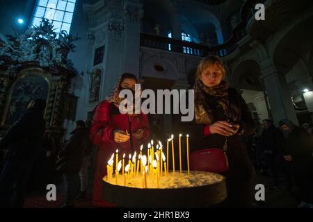 Karlsbrücke, Prag. 24th. Februar 2022. Gläubige, vor allem aus der Ukraine, die in Prag leben, nehmen an der Friedensmesse in der St. Clemens´s Kathedrale in der Nähe der Karlsbrücke, Prag, Tschechische Republik, am 24. Februar 2022 Teil. Kredit: Michaela Rihova/CTK Foto/Alamy Live Nachrichten Stockfoto