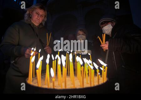 Karlsbrücke, Prag. 24th. Februar 2022. Gläubige, vor allem aus der Ukraine, die in Prag leben, nehmen an der Friedensmesse in der St. Clemens´s Kathedrale in der Nähe der Karlsbrücke, Prag, Tschechische Republik, am 24. Februar 2022 Teil. Kredit: Michaela Rihova/CTK Foto/Alamy Live Nachrichten Stockfoto