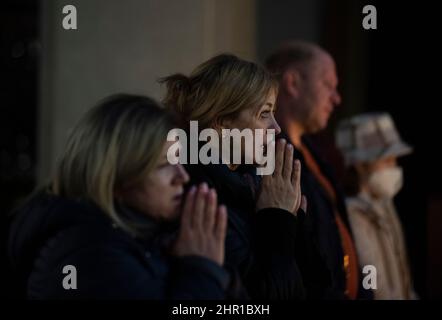 Karlsbrücke, Prag. 24th. Februar 2022. Gläubige, vor allem aus der Ukraine, die in Prag leben, nehmen an der Friedensmesse in der St. Clemens´s Kathedrale in der Nähe der Karlsbrücke, Prag, Tschechische Republik, am 24. Februar 2022 Teil. Kredit: Michaela Rihova/CTK Foto/Alamy Live Nachrichten Stockfoto