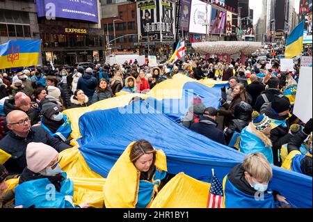 New York, NY, USA. 24th. Februar 2022. 24. Februar 2022 - New York, NY, USA: Demonstranten mit einer sehr großen ukrainischen Flagge bei einer Kundgebung, die als Reaktion auf den Krieg in der Ukraine organisiert wurde. (Bild: © Michael Brochstein/ZUMA Press Wire) Stockfoto