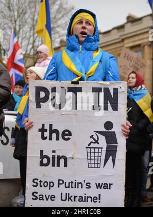 London, Großbritannien. 24th. Februar 2022. Ein Protestler hält während der Demonstration ein Plakat.Ukrainische Bürger aus London versammelten sich gegenüber der Downing Street, um ihre Wut über die russische Invasion in der Ukraine auszudrücken. Kredit: SOPA Images Limited/Alamy Live Nachrichten Stockfoto