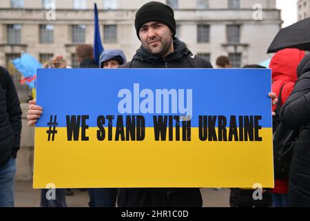 London, Großbritannien. 24th. Februar 2022. Der Protestierende hält während der Demonstration ein Banner. Ukrainische Bürger, die in London leben, versammelten sich gegenüber der Downing Street, um ihre Wut über die russische Invasion in der Ukraine auszudrücken. Kredit: SOPA Images Limited/Alamy Live Nachrichten Stockfoto