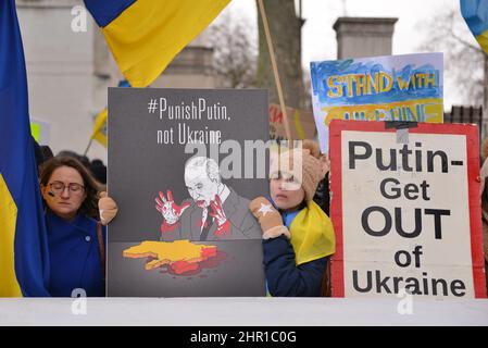 London, Großbritannien. 24th. Februar 2022. Ein Protestler hält während der Demonstration ein Plakat.Ukrainische Bürger aus London versammelten sich gegenüber der Downing Street, um ihre Wut über die russische Invasion in der Ukraine auszudrücken. Kredit: SOPA Images Limited/Alamy Live Nachrichten Stockfoto