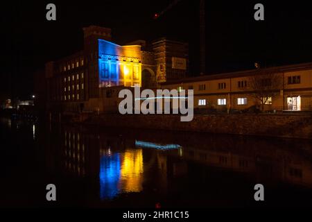 Pardubice, Tschechische Republik. 24th. Februar 2022. Technisches Denkmal die automatische Mühle in Pardubice, Tschechien, ist in ukrainischen Farben beleuchtet, um die Unterstützung im Konflikt mit Russland zu markieren, 24. Februar 2022. Quelle: Josef Vostarek/CTK Photo/Alamy Live News Stockfoto