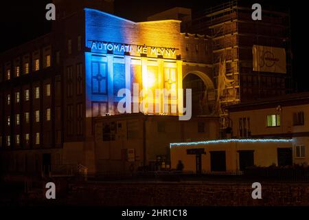 Pardubice, Tschechische Republik. 24th. Februar 2022. Technisches Denkmal die automatische Mühle in Pardubice, Tschechien, ist in ukrainischen Farben beleuchtet, um die Unterstützung im Konflikt mit Russland zu markieren, 24. Februar 2022. Quelle: Josef Vostarek/CTK Photo/Alamy Live News Stockfoto