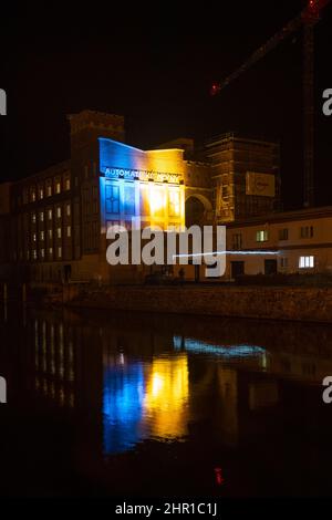 Pardubice, Tschechische Republik. 24th. Februar 2022. Technisches Denkmal die automatische Mühle in Pardubice, Tschechien, ist in ukrainischen Farben beleuchtet, um die Unterstützung im Konflikt mit Russland zu markieren, 24. Februar 2022. Quelle: Josef Vostarek/CTK Photo/Alamy Live News Stockfoto