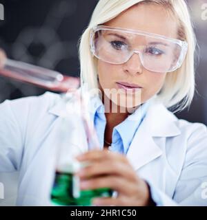 Shes, die die Beweise untersuchen. Aufnahme eines jungen Wissenschaftlers, der im forensischen Labor arbeitet. Stockfoto