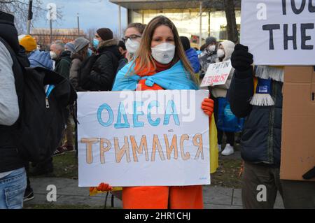 "Save Ukraine" - Demonstration vor der deutschen Kanzlei in Berlin gegen russische Invasion in der Ukraine - 24. Februar 2022. Stockfoto