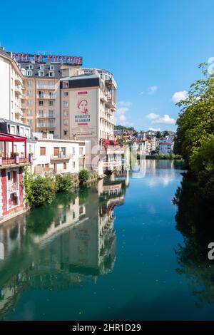 Lourdes, Frankreich - 28. August 2021: Stadtbild von Lourdes mit Hotels und Wohngebäuden am Ufer des Flusses Ousse Stockfoto