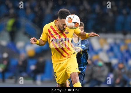 Pierre-Emerick Aubameyang (25) der FC Barcelona steht im Kampf zwischen Neapel und Barcelona am 24. Februar 2022 an der Spitze des Balls Stockfoto