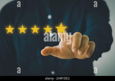Kundenkonzept ausgezeichneter Service für Zufriedenheit fünf-Sterne-Bewertung mit Business man Touchscreen.Feedback und positive Kundenbewertungen. Stockfoto