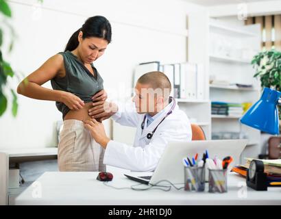 Patientin beschwert sich beim Arzt in der Klinik Stockfoto