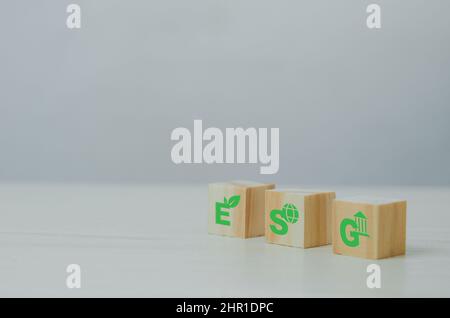 Holzwürfel mit ESL Environmental Social Governance Symbol auf Hintergrund und Kopierraum.Geschäftskonzepte. Stockfoto