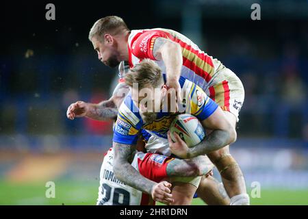 Leeds, Großbritannien. 24th. Februar 2022. Headingley Stadium, Headingley, Leeds, West Yorkshire, 24th. Februar 2022. Betfred Super League Leeds Rhinos vs Catalan Dragons Blake Austin von Leeds Rhinos hat sich gegen bv Sam Tomkins und Micky McILorum von Catalan Dragons eingesetzt. Kredit: Touchlinepics/Alamy Live Nachrichten Stockfoto
