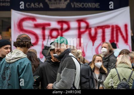 Lissabon, Portugal. 24th. Februar 2022. Ein Protestler sah sich während der Demonstration an: Hunderte von Demonstranten protestierten vor der russischen Botschaft in Portugal gegen die Invasion der Ukraine. (Foto von Hugo Amaral/SOPA Images/Sipa USA) Quelle: SIPA USA/Alamy Live News Stockfoto