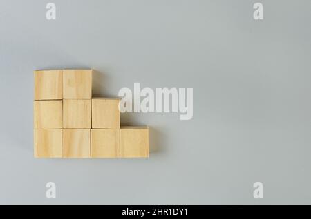 Leere Holzwürfel für Symbole oder Symbole auf grauem Hintergrund. Stockfoto