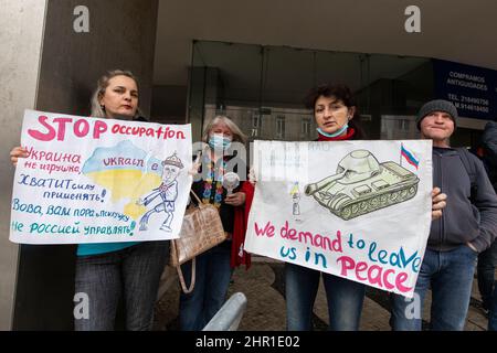 Lissabon, Portugal. 24th. Februar 2022. Während der Demonstration sahen die Demonstranten Plakate halten, auf denen ihre Meinung zum Ausdruck kam.Hunderte von Demonstranten protestierten vor der russischen Botschaft in Portugal gegen die Invasion der Ukraine. (Foto von Hugo Amaral/SOPA Images/Sipa USA) Quelle: SIPA USA/Alamy Live News Stockfoto