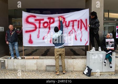 Lissabon, Portugal. 24th. Februar 2022. Ein Protestler sah während der Demonstration ein Transparent malen.Hunderte von Demonstranten protestierten vor der russischen Botschaft in Portugal gegen die Invasion der Ukraine. (Foto von Hugo Amaral/SOPA Images/Sipa USA) Quelle: SIPA USA/Alamy Live News Stockfoto