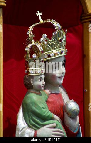 Wieleń Zaobrzański Wielkopolska Großpolen, Großpolen, Polen, Polska; gotische Figur der Madonna mit Kind. Gotische Figur der Gottesmutter mit Kind Stockfoto