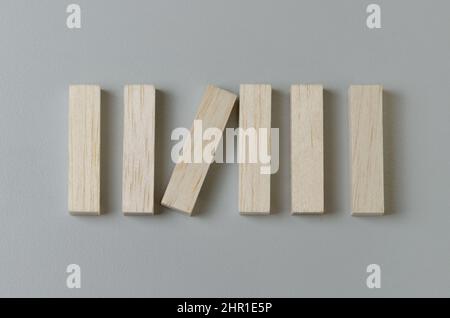 Leerer Holzblock für Symbole oder Symbole auf grauem Hintergrund. Stockfoto
