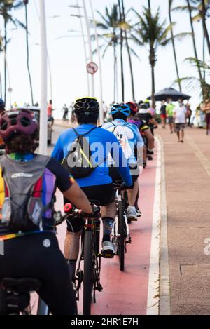 Mehrere Radfahrer auf dem Radweg Farol da Barra in Salvador, Bahia, Brasilien. Stockfoto