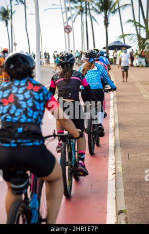 Mehrere Radfahrer auf dem Radweg Farol da Barra in Salvador, Bahia, Brasilien. Stockfoto