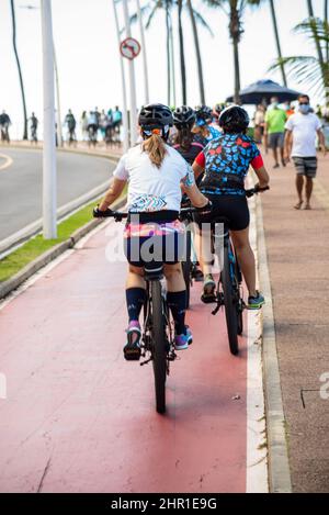 Mehrere Radfahrer auf dem Radweg Farol da Barra in Salvador, Bahia, Brasilien. Stockfoto