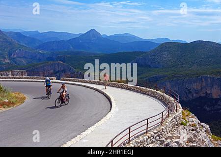 Berühmte Route des Cretes mit Elektrofahrrad entlang der großen Schlucht von Verdon, Frankreich, Alpes de Haute Provence, La Palud sur Verdon Stockfoto