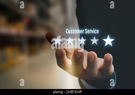 Kundenservice-Konzept ausgezeichnet für Zufriedenheit fünf-Sterne-Bewertung mit Business man Touchscreen. Positives Denken und Kunden-Feedback. Stockfoto