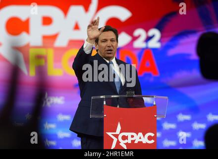 Orlando, Usa. 24th. Februar 2022. Der republikanische Gouverneur von Florida, Ron DeSantis, spricht am ersten Tag der Conservative Political Action Conference (CPAC) 2022 in Orlando vor den Teilnehmern. Der ehemalige US-Präsident Donald Trump soll ebenfalls bei der viertägigen Versammlung der Konservativen sprechen. (Foto von Paul Hennessy/SOPA Images/Sipa USA) Quelle: SIPA USA/Alamy Live News Stockfoto