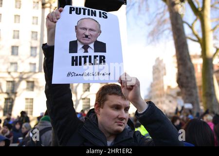 London, Großbritannien. 24th. Februar 2022. Ein Protestler hält während der Demonstration ein Plakat.Ukrainische Bürger aus London versammelten sich gegenüber der Downing Street, um ihre Wut über die russische Invasion in der Ukraine auszudrücken. (Foto von Thomas Krych/SOPA Images/Sipa USA) Quelle: SIPA USA/Alamy Live News Stockfoto