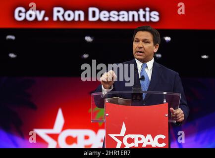 Orlando, Usa. 24th. Februar 2022. Der republikanische Gouverneur von Florida, Ron DeSantis, spricht am ersten Tag der Conservative Political Action Conference (CPAC) 2022 in Orlando vor den Teilnehmern. Der ehemalige US-Präsident Donald Trump soll ebenfalls bei der viertägigen Versammlung der Konservativen sprechen. (Foto von Paul Hennessy/SOPA Images/Sipa USA) Quelle: SIPA USA/Alamy Live News Stockfoto