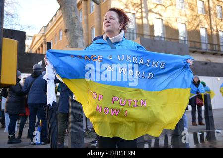 London, Großbritannien. 24th. Februar 2022. Ein Protestler hält während der Demonstration ukrainische Flagge. Ukrainische Bürger, die in London leben, versammelten sich gegenüber der Downing Street, um ihre Wut über die russische Invasion in der Ukraine auszudrücken. (Foto von Thomas Krych/SOPA Images/Sipa USA) Quelle: SIPA USA/Alamy Live News Stockfoto