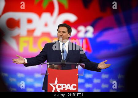 Orlando, Usa. 24th. Februar 2022. Der republikanische Gouverneur von Florida, Ron DeSantis, spricht am ersten Tag der Conservative Political Action Conference (CPAC) 2022 in Orlando vor den Teilnehmern. Der ehemalige US-Präsident Donald Trump soll ebenfalls bei der viertägigen Versammlung der Konservativen sprechen. (Foto von Paul Hennessy/SOPA Images/Sipa USA) Quelle: SIPA USA/Alamy Live News Stockfoto