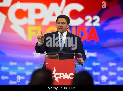 Orlando, Usa. 24th. Februar 2022. Der republikanische Gouverneur von Florida, Ron DeSantis, spricht am ersten Tag der Conservative Political Action Conference (CPAC) 2022 in Orlando vor den Teilnehmern. Der ehemalige US-Präsident Donald Trump soll ebenfalls bei der viertägigen Versammlung der Konservativen sprechen. (Foto von Paul Hennessy/SOPA Images/Sipa USA) Quelle: SIPA USA/Alamy Live News Stockfoto