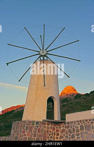 Windmühle auf der Hochebene von Lassidhi, Griechenland, Kreta, Tzermiado Stockfoto