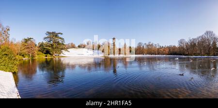 Panoramablick über den See von Claremont Landscape Garden in der Nähe von Esher, Surrey, Südostengland an einem sonnigen verschneiten Tag im Winter Stockfoto