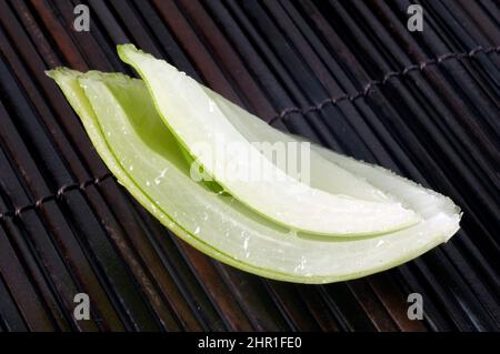 Falsche Meereszwiebel (Ornithogalum caudatum), Zwiebel schneiden Stockfoto