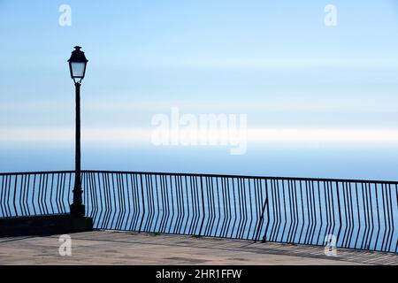 Panoramastraße in den Bergen von Castegniccia, Blick über das Mittelmeer, Frankreich, Korsika, Cervione Stockfoto