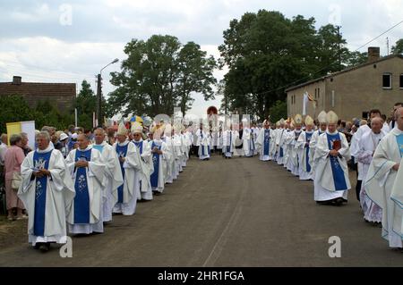 Wieleń Zaobrzański Wielkopolska Großpolen Polen, Polen; viele Geistliche nehmen an der Prozession mit der Statue der Gottesmutter Teil Stockfoto