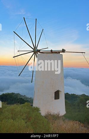 Windmühle auf der Hochebene von Lassidhi, Griechenland, Kreta, Tzermiado Stockfoto