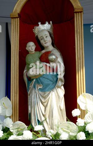 Wieleń Zaobrzański Wielkopolska Großpolen, Großpolen, Polen, Polska; gotische Figur der Madonna mit Kind. Gotische Figur der Gottesmutter mit Kind Stockfoto