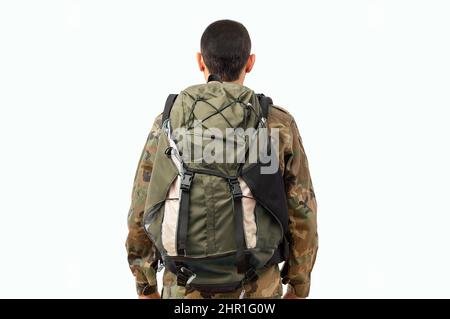 Die Rückseite des Mannes mit großem blauen Rucksack auf dem weißen Hintergrund bereit zu reisen. Stockfoto