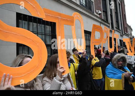 Demonstranten versammeln sich vor dem russischen Generalkonsulat, um den Angriff russischer Truppen auf die Ukraine am 24. Februar 2022 in New York zu verurteilen. Stockfoto