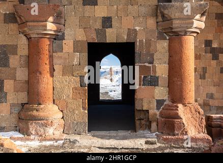 Die Ruinen von Ani waren die Hauptstadt armenischer Herrscher aus der Pakraduni-Dynastie zwischen 961 und 1045. 11 und 12. Es gibt auch einige islamische Architektur aus Stockfoto