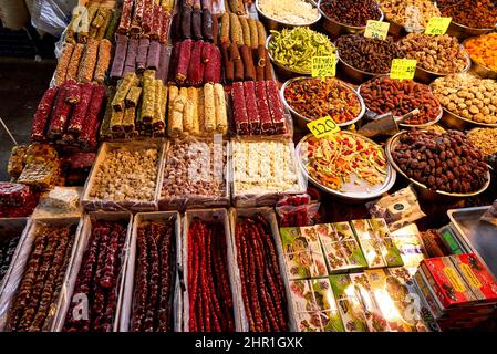 Lassen Sie sich von orientalischen Süßigkeiten und türkischen Köstlichkeiten verwöhnen Stockfoto