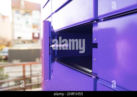 Modernes Postautomatisches Postterminal mit Selbstbedienung Stockfoto