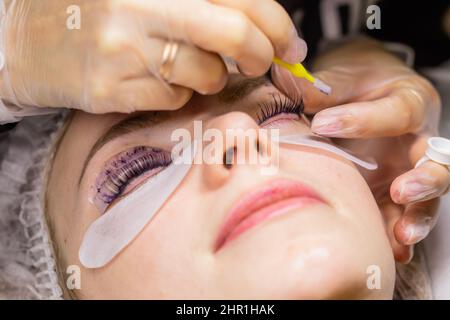 Weibliches Gesicht unter Verfahren der Wimpern Laminierung im Schönheitssalon Stockfoto